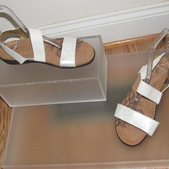 SOFT STYLE (Hush Puppies) White Sandals Size 11 - Picture 1 of 4